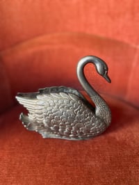 Image 1 of Porte courrier en forme de cygne 