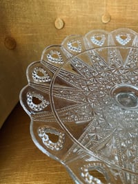 Image 4 of Grande coupe ou support à gateau en verre manganèse
