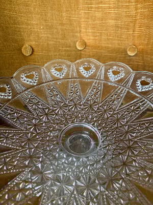 Image of Grande coupe ou support à gateau en verre manganèse