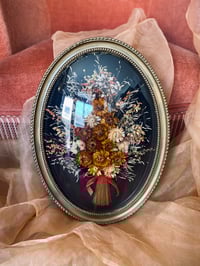 Image 1 of Très grand cadre ovale avec bouquet de fleurs séchées