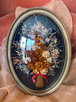 Image of Très grand cadre ovale avec bouquet de fleurs séchées
