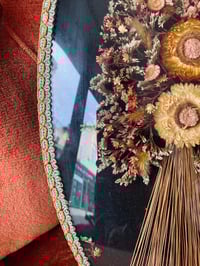 Image 3 of Très grand cadre ovale avec fleurs séchées