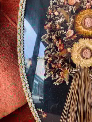 Image of Très grand cadre ovale avec fleurs séchées