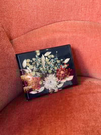 Image 1 of Presse paper en résine avec inclusion de fleurs 