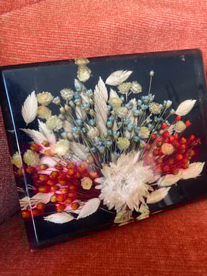 Image of Presse paper en résine avec inclusion de fleurs