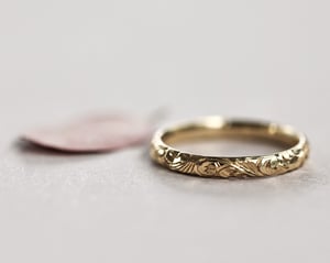 Image of 18ct Yellow gold 2.5mm Floral engraved ring