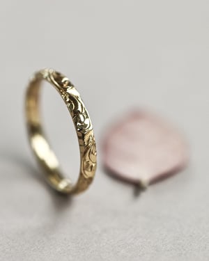 Image of 18ct Yellow gold 2.5mm Floral engraved ring