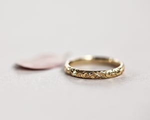 Image of 18ct Yellow gold 2.5mm Floral engraved ring