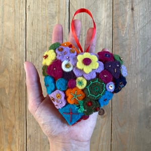 Image of Cuori e palle in feltro | Felt hearts and balls decorations