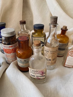 Image of Véritables flacons d'apothicaire anciens, taille moyenne