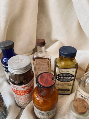 Image of Véritables flacons d'apothicaire anciens, taille moyenne