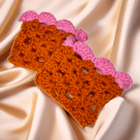 Image 2 of Seal Gloves with Scalloped Edge