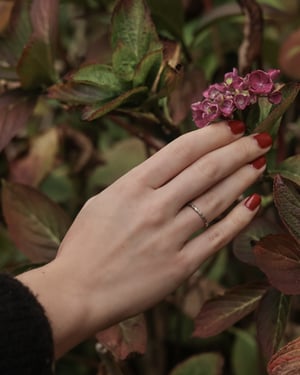 Image of 18ct white gold 2mm laurel leaf carved ring