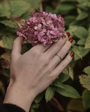 Image of Platinum 2mm laurel leaf carved ring