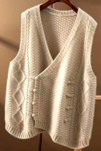 Image 1 of V-neck Sleeveless Sweater creme 