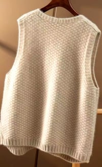 Image 2 of V-neck Sleeveless Sweater creme 