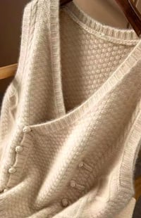 Image 3 of V-neck Sleeveless Sweater creme 