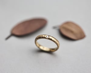 Image of 18ct Yellow gold 3mm horn texture ring - Women’s size