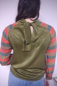 Image 3 of MAPLE --- Blouse en satin vert et manches rayées 