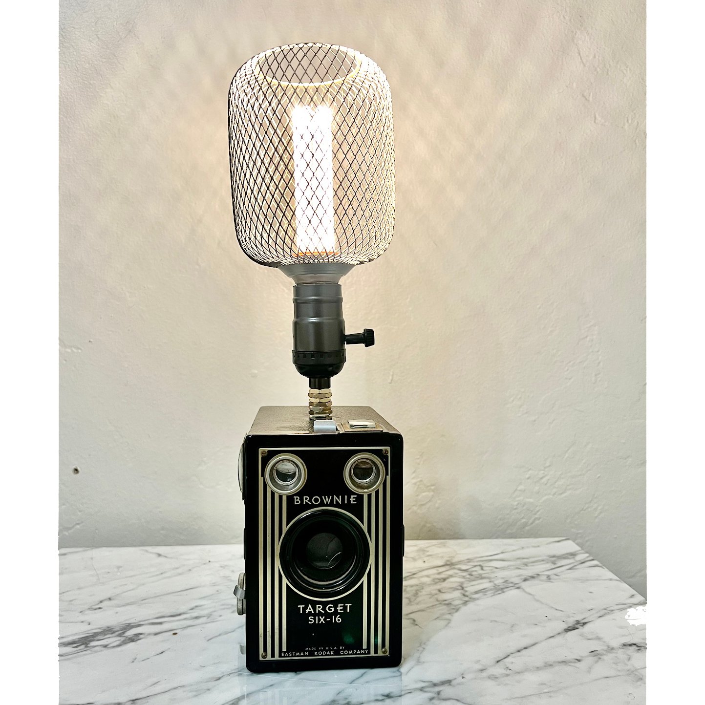 Brownie Target SIX16 カメラ Brownie Target Six-16 Vintage Camera Table Lamp – 1945 Conversion
