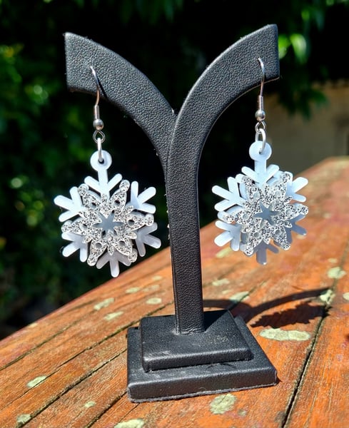 Image of Snowflake earrings (pink or blue) - LIMITED