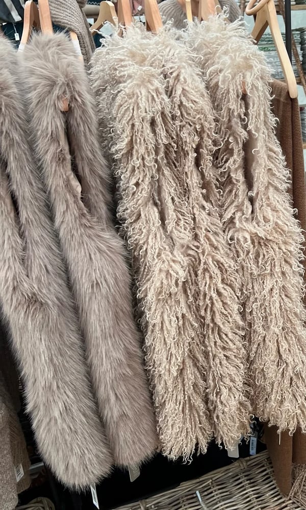 Image of Veste en fourrure synthétique poils frisés longs Beige T.U.