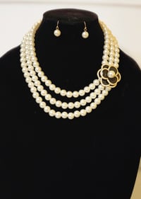 Image 3 of 3 Layer Cream Pearl/Black Flower Necklace Set