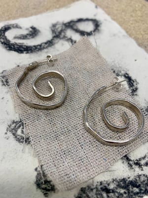 Image of "The Call of the Void" hammered chunky spiral hoops