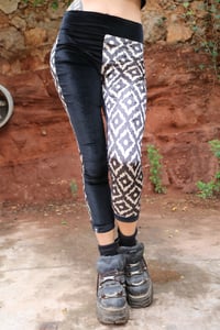 Image 2 of BIKOLOR LEGGINGS | GOLDEN ROMBHUS VELVET + BLACK VELVET VERSION