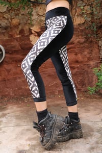 Image 3 of BIKOLOR LEGGINGS | GOLDEN ROMBHUS VELVET + BLACK VELVET VERSION