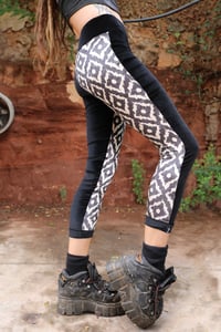 Image 5 of BIKOLOR LEGGINGS | GOLDEN ROMBHUS VELVET + BLACK VELVET VERSION