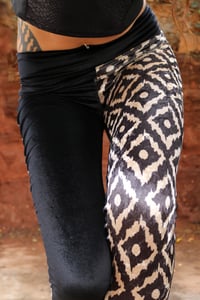 Image 1 of BIKOLOR LEGGINGS | GOLDEN ROMBHUS VELVET + BLACK VELVET VERSION