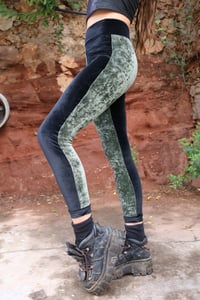 Image 4 of BIKOLOR LEGGINGS | LIGHT GREEN + BLACK VELVET VERSION