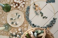 Image 1 of Couronne d'eucalyptus en laine feutrée pour la décoration de Noël