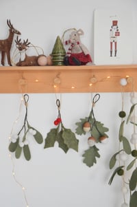 Image 2 of Les petites suspensions de sapin de Noël en laine feutrée gui houx et chêne