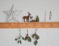 Image 5 of Les petites suspensions de sapin de Noël en laine feutrée gui houx et chêne