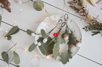 Image 1 of Les petites suspensions de sapin de Noël en laine feutrée gui houx et chêne
