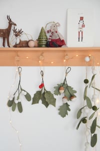 Image 3 of Les petites suspensions de sapin de Noël en laine feutrée gui houx et chêne