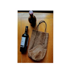 Image of *shearling wine carrier* new color pecan