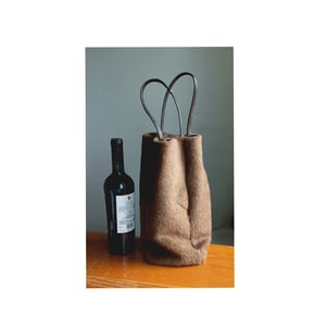 Image of *shearling wine carrier* new color pecan