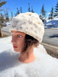 Image 3 of Cream Snow Leopard
