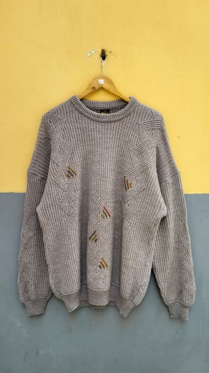 Maglione grigio con inserti colorati