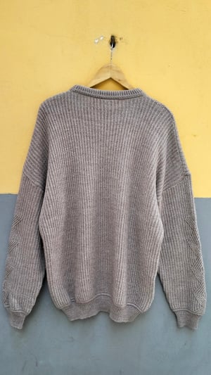 Maglione grigio con inserti colorati