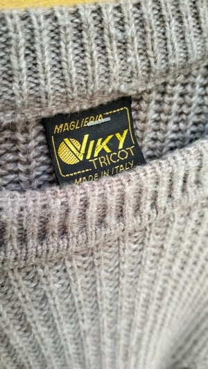 Maglione grigio con inserti colorati