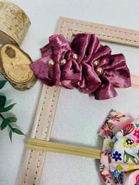 Image 2 of Velvet & Floral Bow Nylonband Set