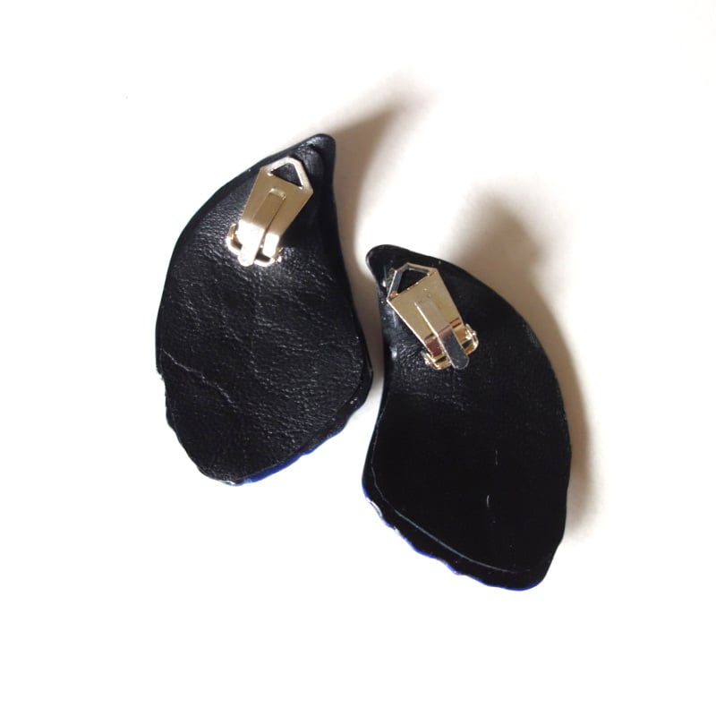 Image of Boucles d'oreilles pétales bleu nuit