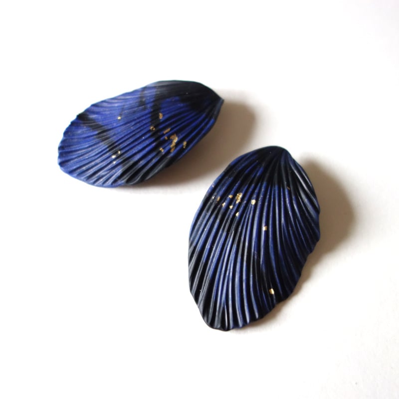 Image of Boucles d'oreilles pétales bleu nuit