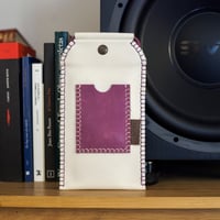 Image 1 of Funda de móvil blanca y morada