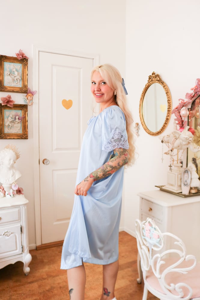Image of NWTs 1980s Lorraine Cinderella Blue Button Down Robe (Medium)