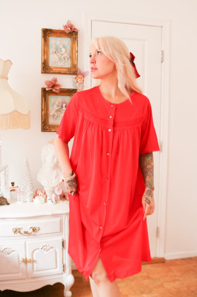 Image of Vintage 60s Pinehurst Lingerie Bright Red Button Down Robe (Large)